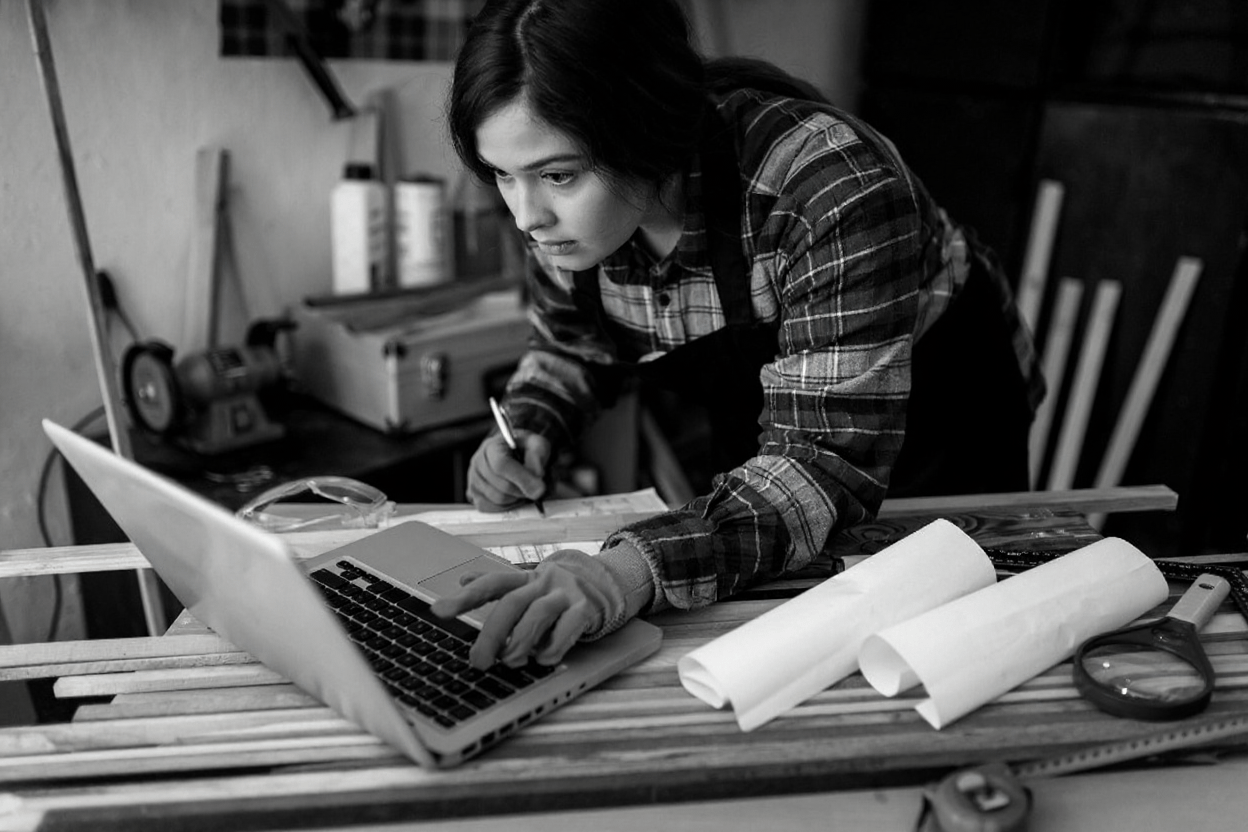 Selbständige Person arbeitet am Laptop in der Werkstatt und plant e-Mail Marketing Kampagne – e-Mail Marketing Selbständige